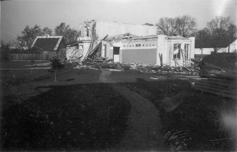 Foto. J. Laidoneri nim. invaliidide sanatooriumi vana hoone lammutamine 1935.a. hilissügisel. Linnavalitsuse album.