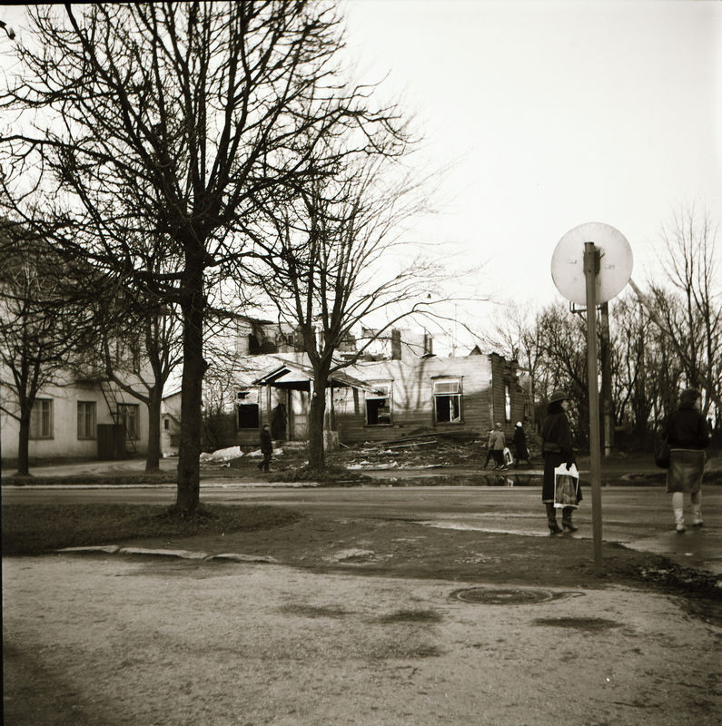 Maja Keilas Keskväljaku ja Luha tänava nurgal enne lammutamist