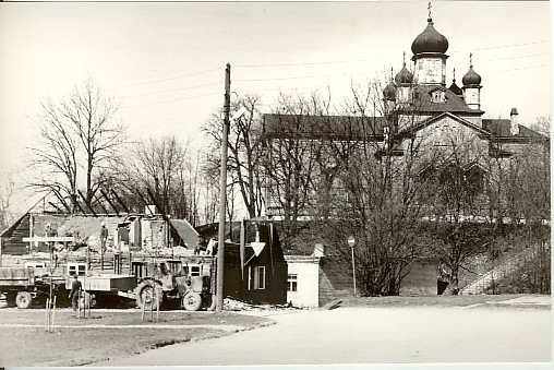 foto, maja lammutamine Paides Posti tänaval 1983.a.