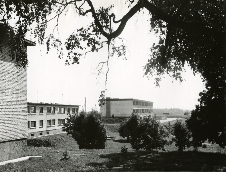 Kuremaa sovhoostehnikumi 8 korteriga elamud, vaade hoonetele