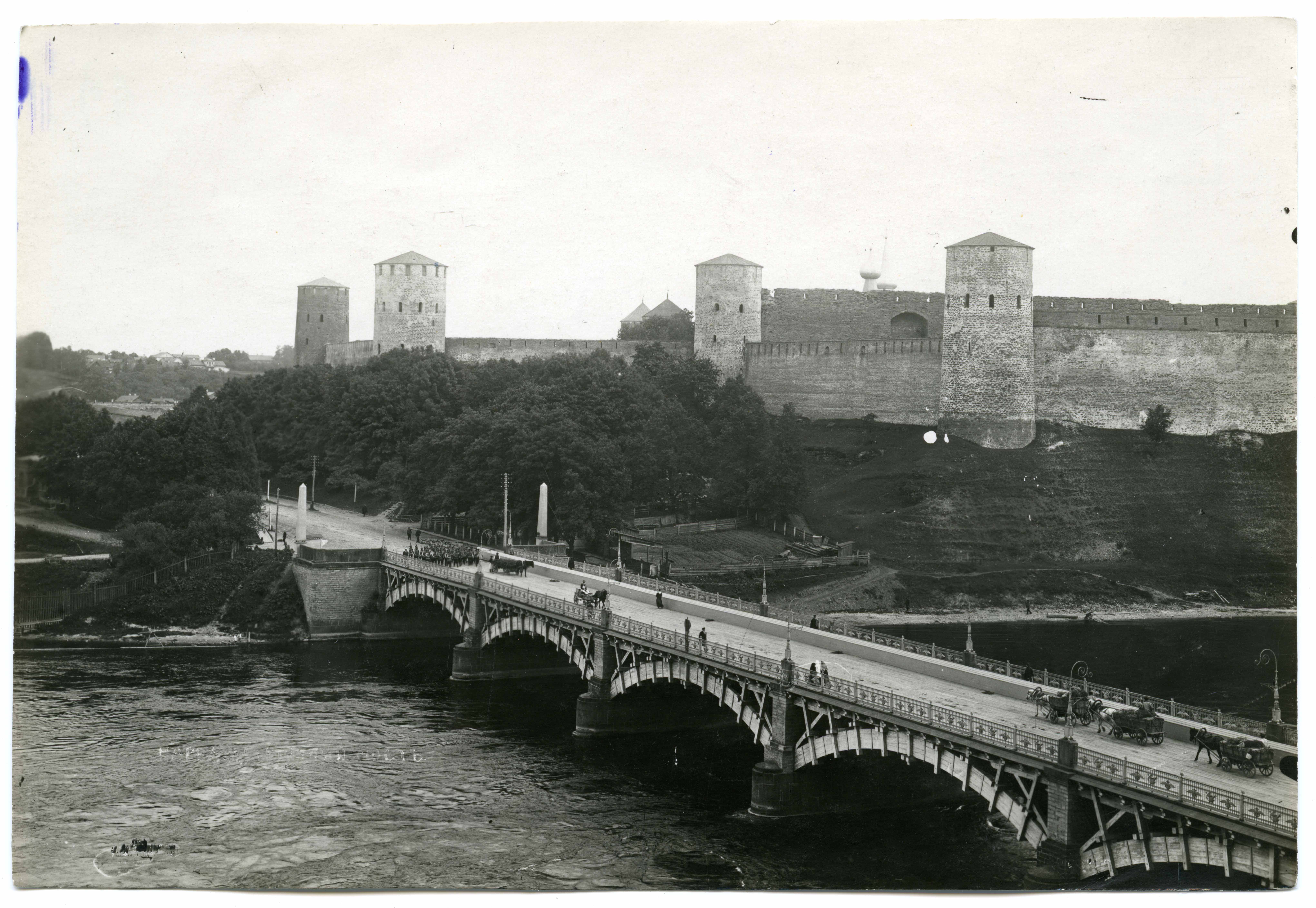 View of the fortress of Ivangorod from NW. In the first plan, the hip bridge across the Narva River