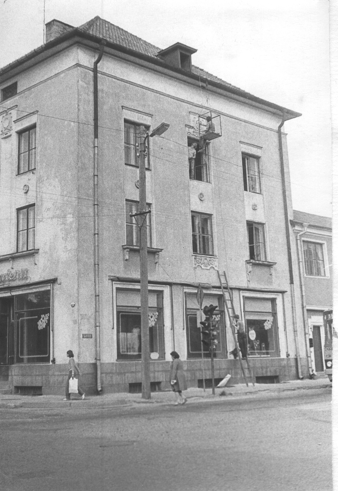Foto Riigipanga Võru osakonna hoone fassaadi puhastamine värvimiseks 1983.a. suvel.