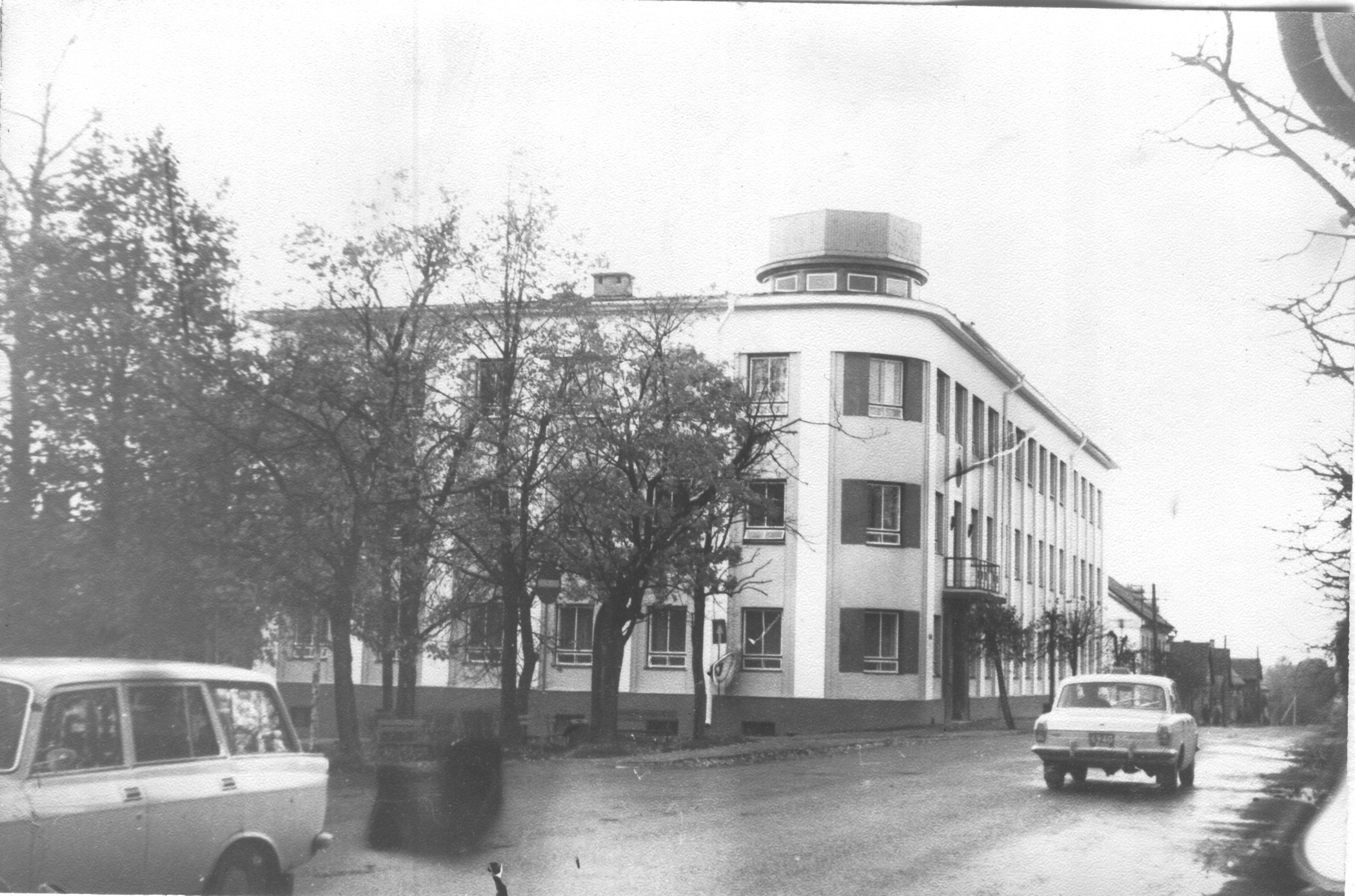 Foto Endise Võru maavalitsuse hoone pärast värvimist 1983.a. sügisel.