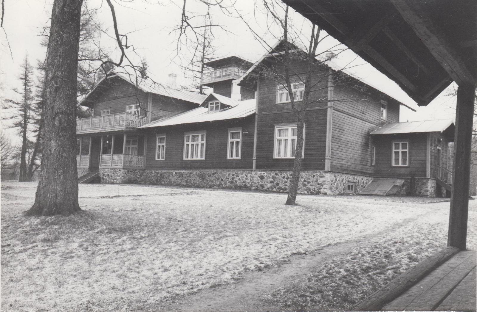 Kurgja vaated. Vaade aida trepilt C. R. Jakobsoni Talumuuseumi peahoonele.