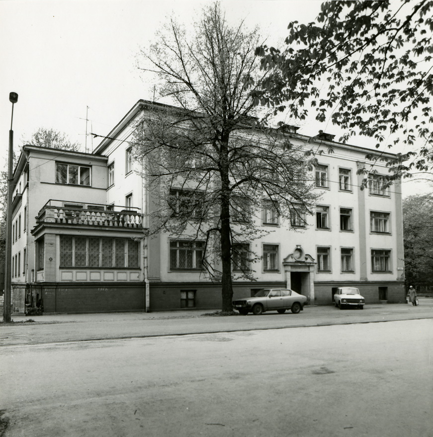 Korterelamu Tallinnas Kadriorus Weizenbergi 20a, kaks vaadet hoonele. Arhitekt Anton Soans