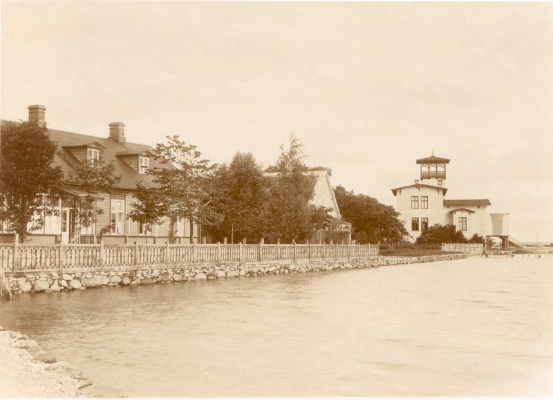Foto. Šokolaadi promenaad Haapsalus. Esiplaanil kaldakindlustus ja majad kaldapealsel (Sadama 18-24). u 1906.