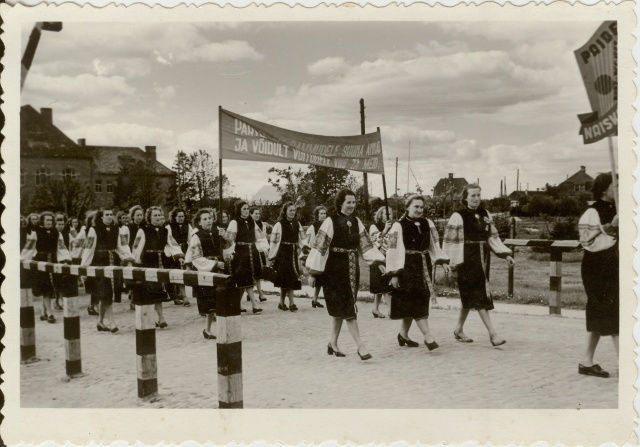 foto Paide naiskoor laulupeo rongkäigus 1960-ndad
