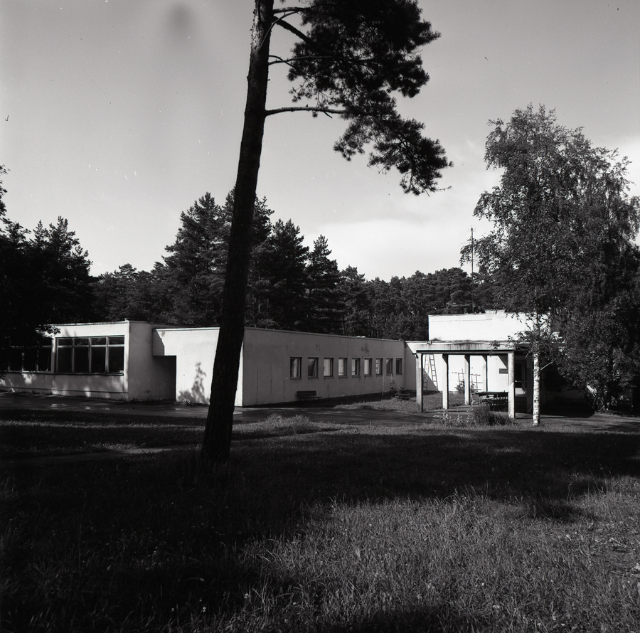 Keila-Joa sanatoorne kool, vaade peasissepääsule. Arhitektid Tõnu Mellik, Katrin Kuusik