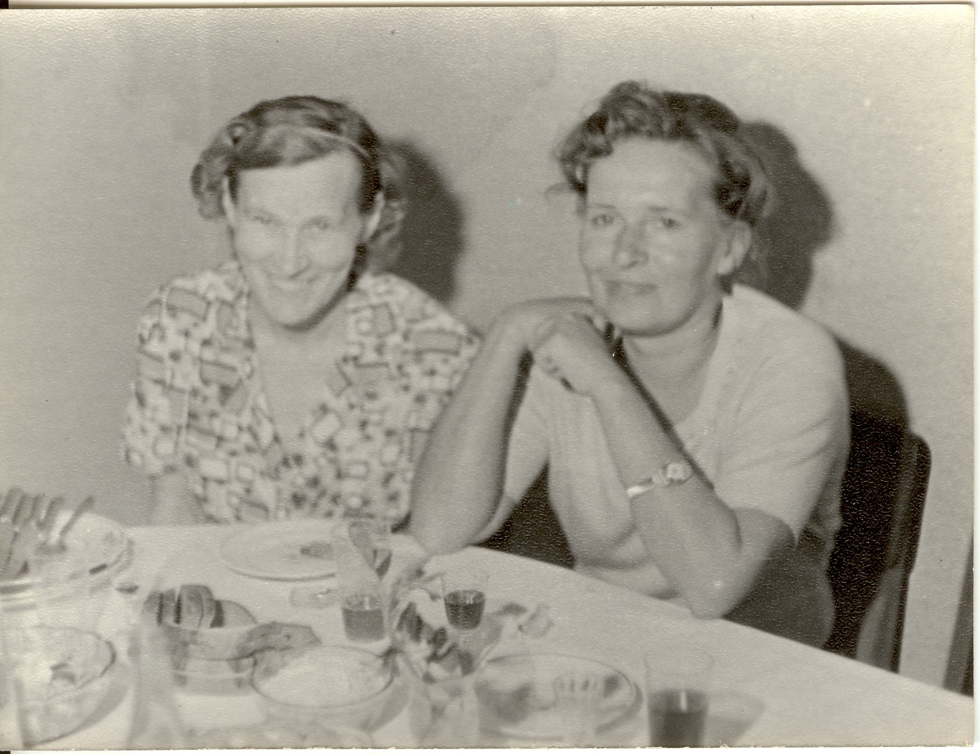 foto, Paide kooliõpetajad pidulaua taga 1960-ndatel  a.