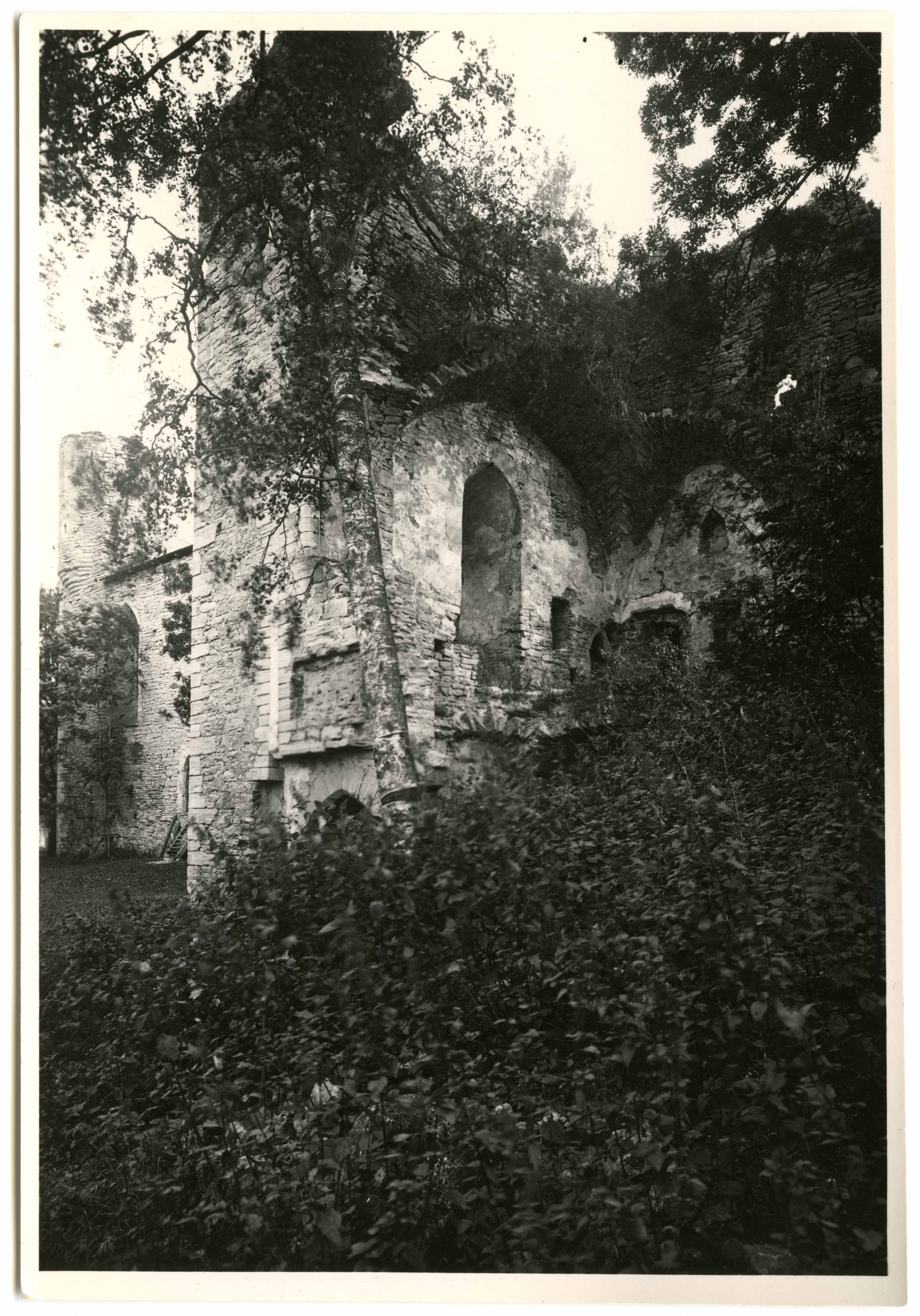 Outdoor view of the front gate tower of Padise monastery from W. Console tower of the NO-angle in the back plan