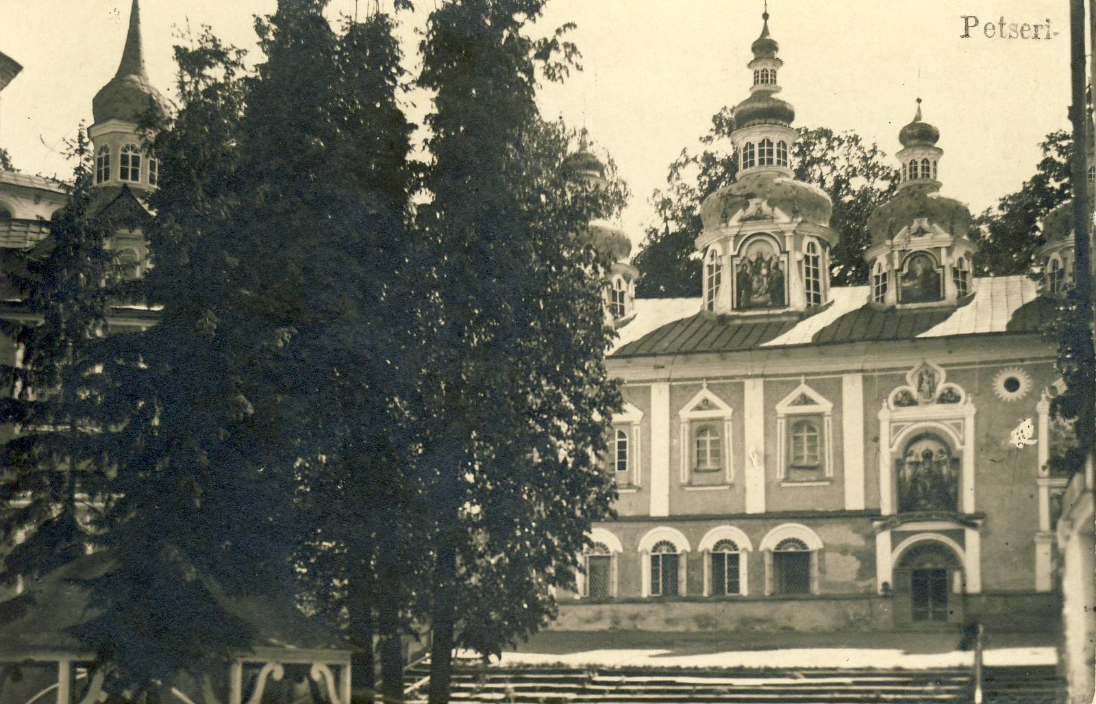 Petseri klooster.Kloostri õu;  Uspenski ja Pokrovski kirik.