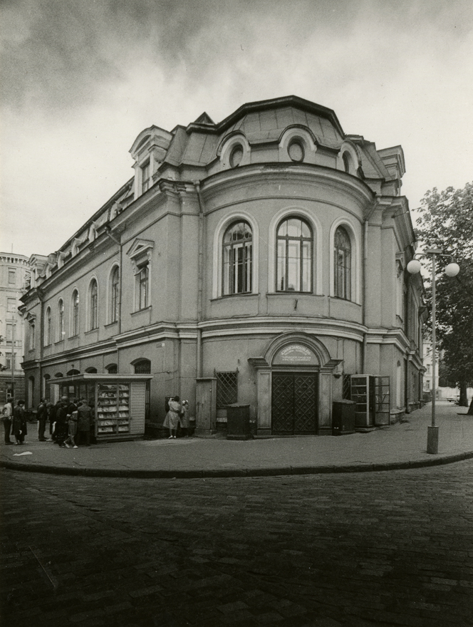 Haldushoone vanalinnas, vaade nurgasissekäigu poolt. Arhitektid Rudolf von Engelhardt, Nikolai Thamm noorem