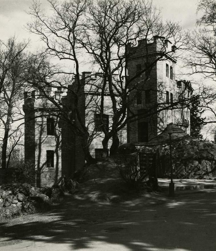 N. von Glehni loss, kaugvaade hoonele läbi raagus puude. Arhitekt Nikolai von Glehn