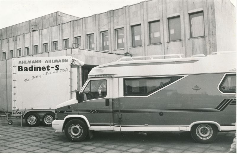 Foto. Sakslaste puhkusereisi auto Haapsalu 2. Äripäevadel kultuurikeskuses 12.-14.02.1993.a.  Mustvalge.