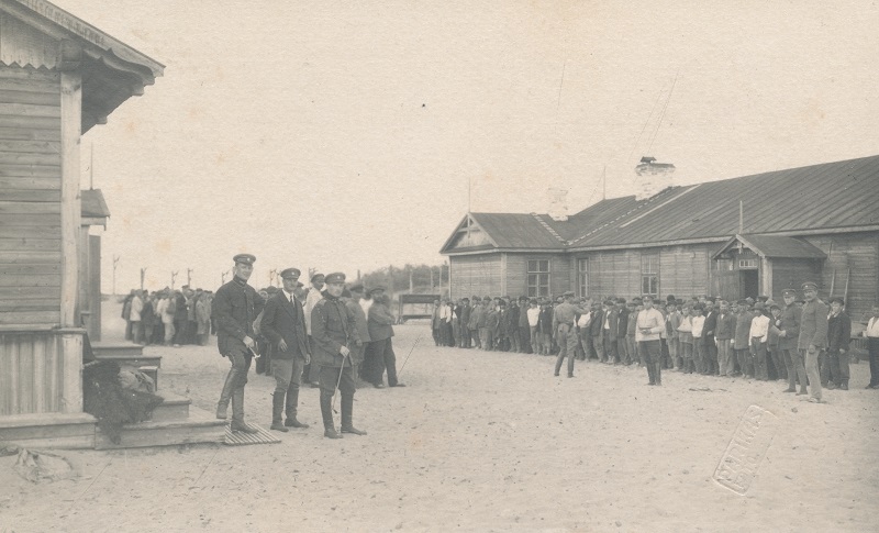 Eesti ohvitserid Rahumäe garantiin-vangilaagris.