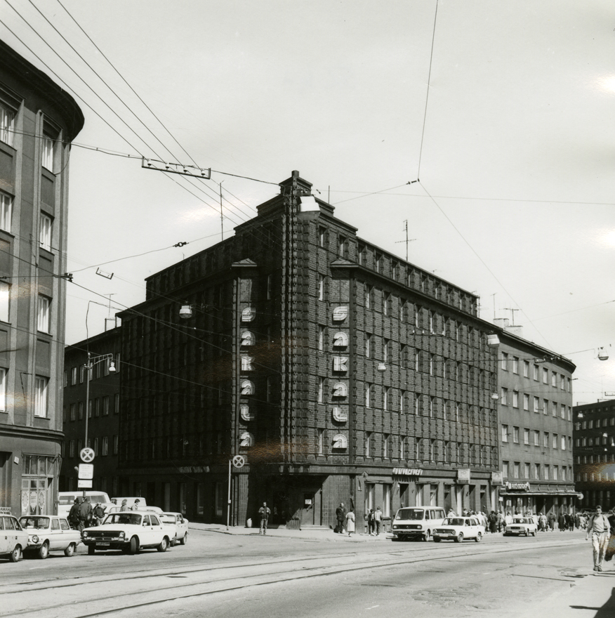 Kauplustega korterelamu Tallinnas, vaade koos tänavaseinaga. Arhitekt Robert Natus