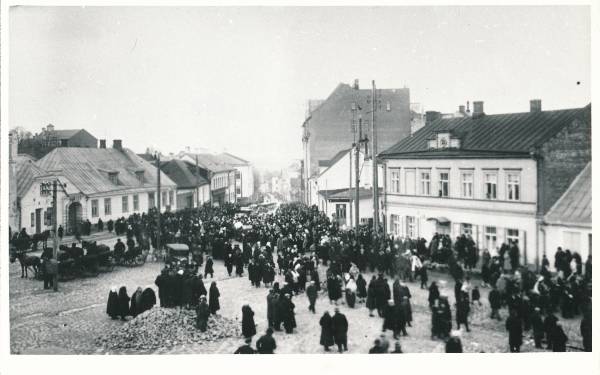 Peeter Põllu (Põld)  matuserong Riia-Võru tänavas.  Taustaks Riia mäe ja Riia t hooned. 
Tartu, sept. 1930.

Paremal on hoone Võru mnt 2 (kaasaja numeratsiooni järgi).