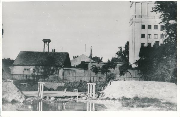 Õpetaja t: vasakul vana pritsimaja (katusel häirekell) , paremal veetorn (arh. V. Tippel). Foto E. Selleke. Tartu, 1954