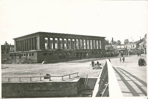 Varemed: II maailmasõjas kannatada saanud turuhoone, sild. Tartu, 1944. Foto E. Selleke.