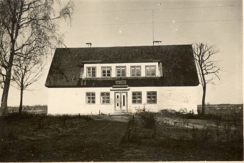 Foto. Mõniste Rahvamaja hoone 1940-50.