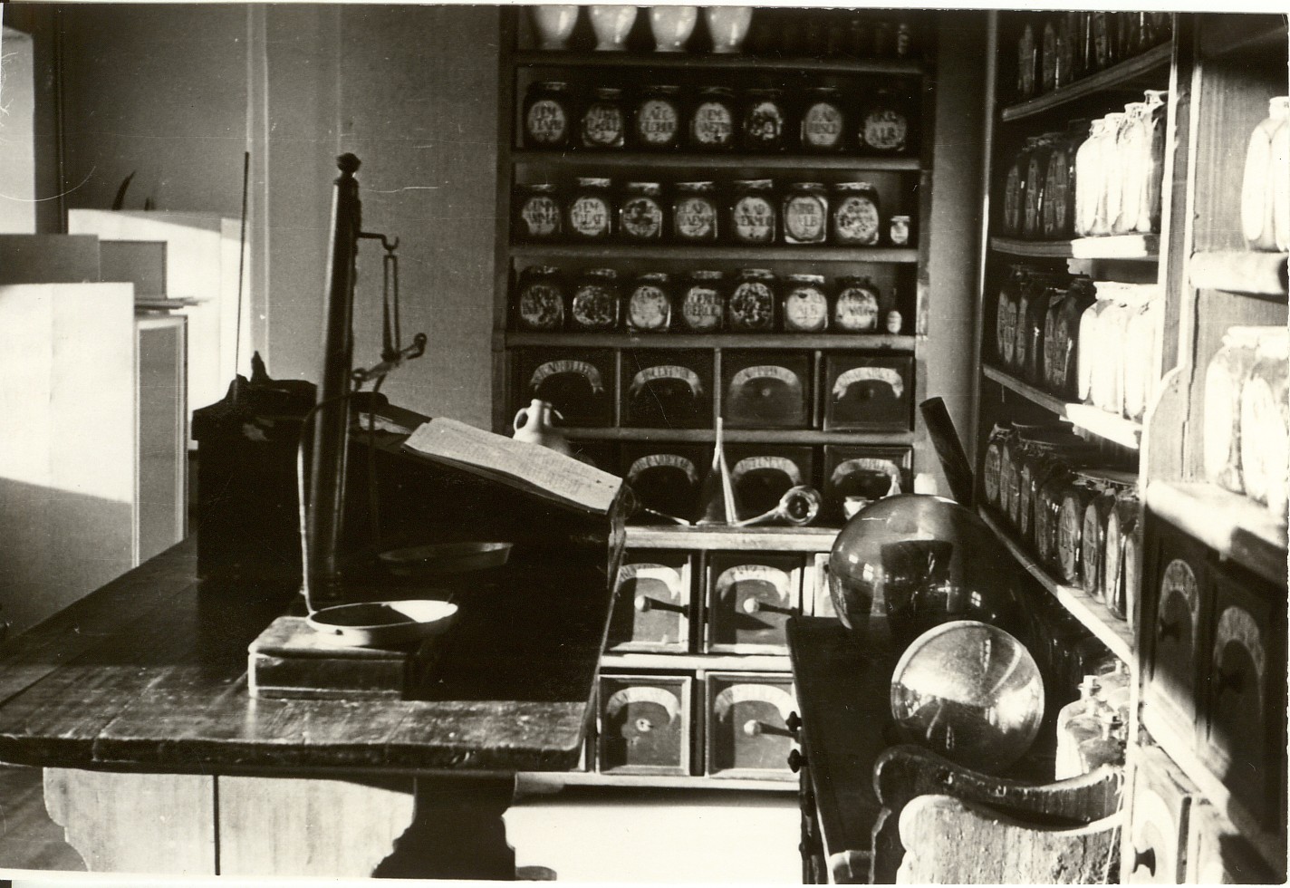 foto,  Paide vana apteek Paide Koduloomuuseumi  ekspositsioonis 1976.a.