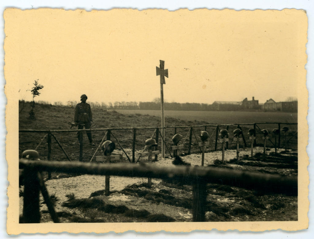 Saksa sõdurite hauad, taga Saksa allohvitser