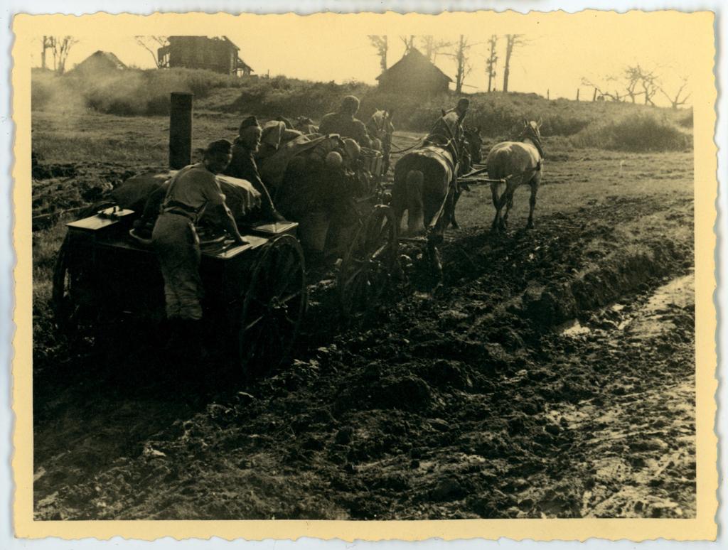 Saksa sõdurid väliköögiga mudasel teel