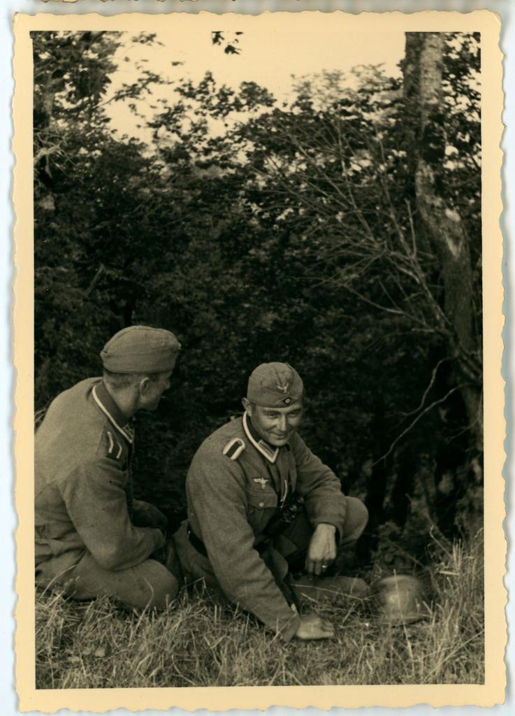 Saksa reamehed kõrgendiku serval istumas