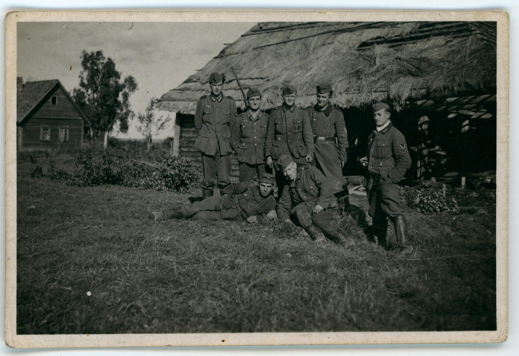 Saksa sõdurid poseerivad taluhoonete ees