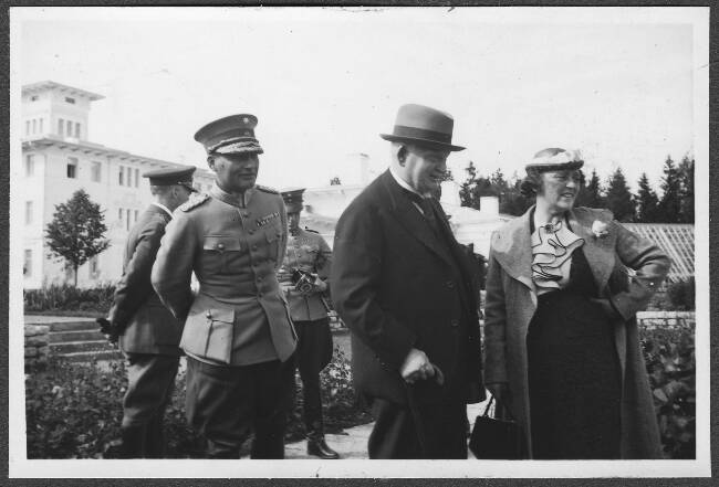 Kindral Österman,  Konstantin Päts  ja proua Österman, juuli 1938. Toila - Oru roosiaias.