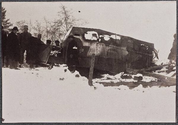 foto, Soomusauto "Tasuja", mis pandi põlema oma meeskonna poolt Orava mõisa juures, 23 märtsil 1919.
