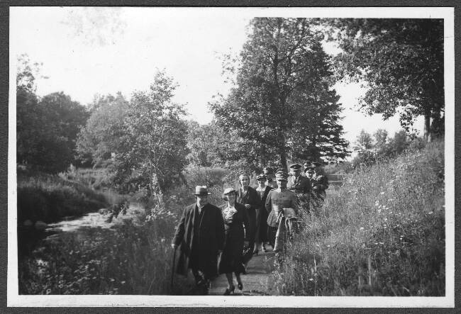 Konstantin Päts näitab soome külalistele Toila-Oru parki. Juuli 1938