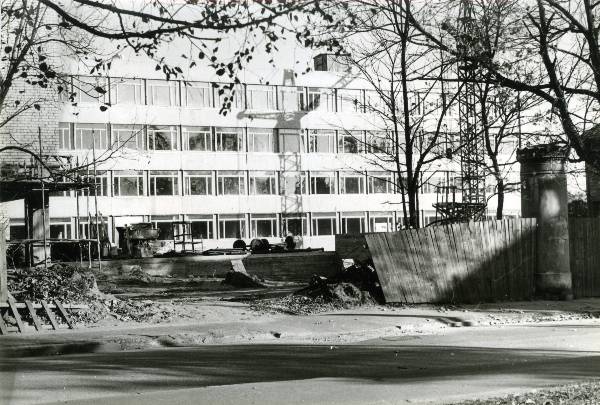 Tähe 4, TRÜ füüsikahoone ehitamine. Tartu, 1977-1980.