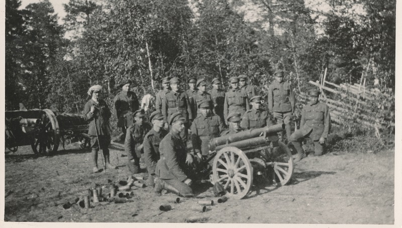 foto, eesti kaitseväelased tundmatu suurtükiga.
