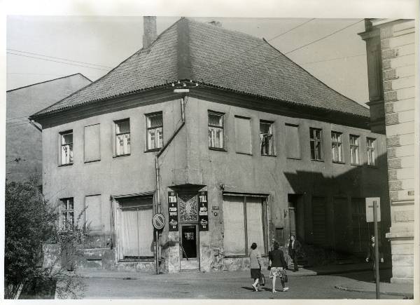 21. Juuni 14 (Rüütli 8), poesildiga "Tüll. Pudukaubad". Tartu, 1975-1980.