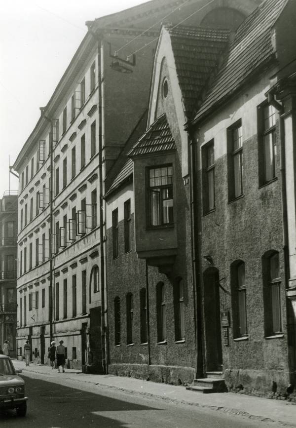 Gildi tänav, paremal Gildi 12. Tartu, 1980.