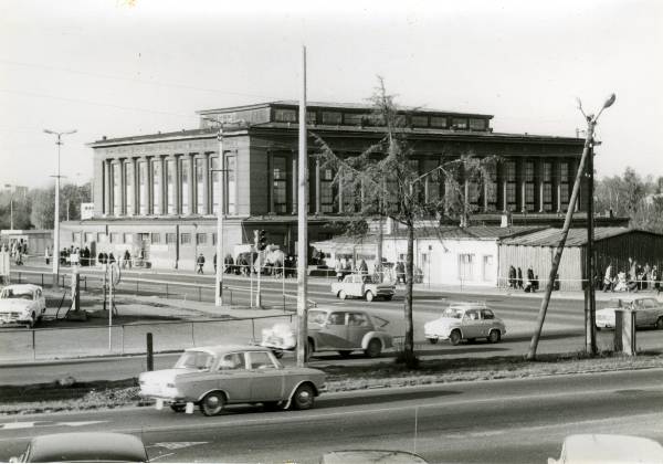 Tartu turuhoone, vaade kaubamaja (Riia 2) juurest. 1980-1985