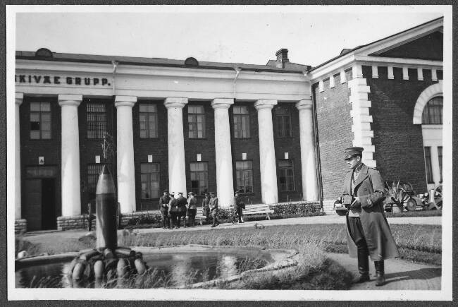 Kindral Hugo Österman, kindral Johan Laidoner Suurtükiväe Grupi hoonete ees. juuli 1938