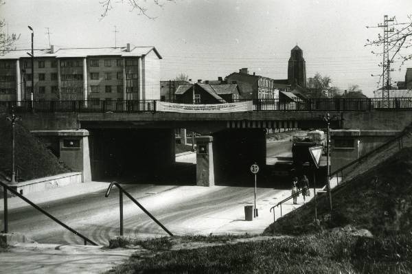 Riia maantee, raudteeviadukt. Taga Pauluse kirik. Tartu, 1980-1985.