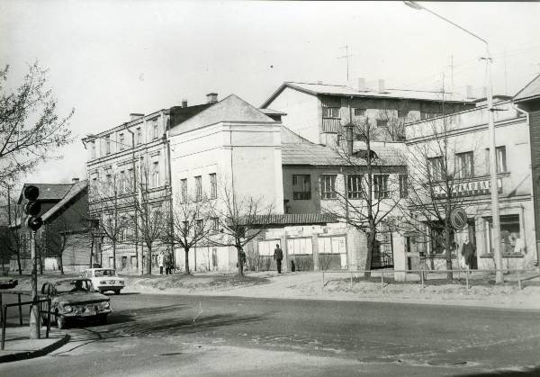 Riia tänava vaade. Taga Riia 33 (sildiga "Pudukaubad"), Riia 35, Riia 37. Tartu, 1970-1980.