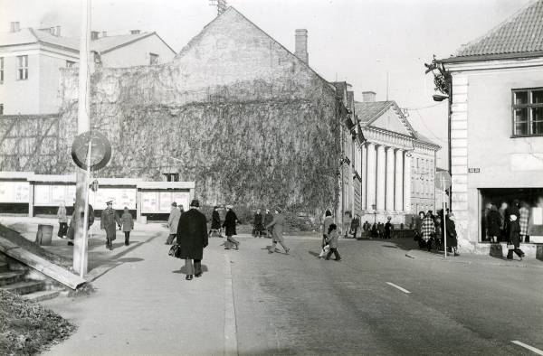 Ülikooli t ja Lätte t (Lossi t)  nurk, taga ülikooli peahoone. Tartu, 1975-1980.