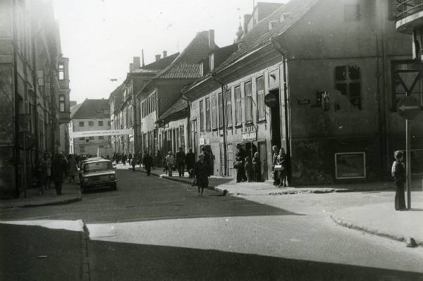 Rüütli t, vaade  Rüütli ja Gildi t nurgalt Raekoja platsi suunas. Tartu, 1975-1980.