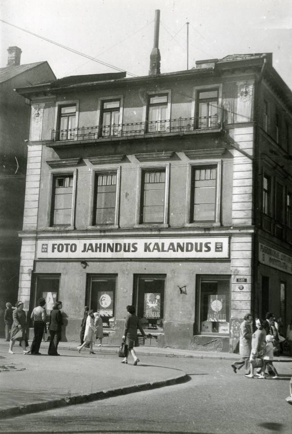 21. Juuni 12 (Rüütli t). Fotoateljee ja pood "Jahindus. Kalandus".  Tartu, 1980-1985.