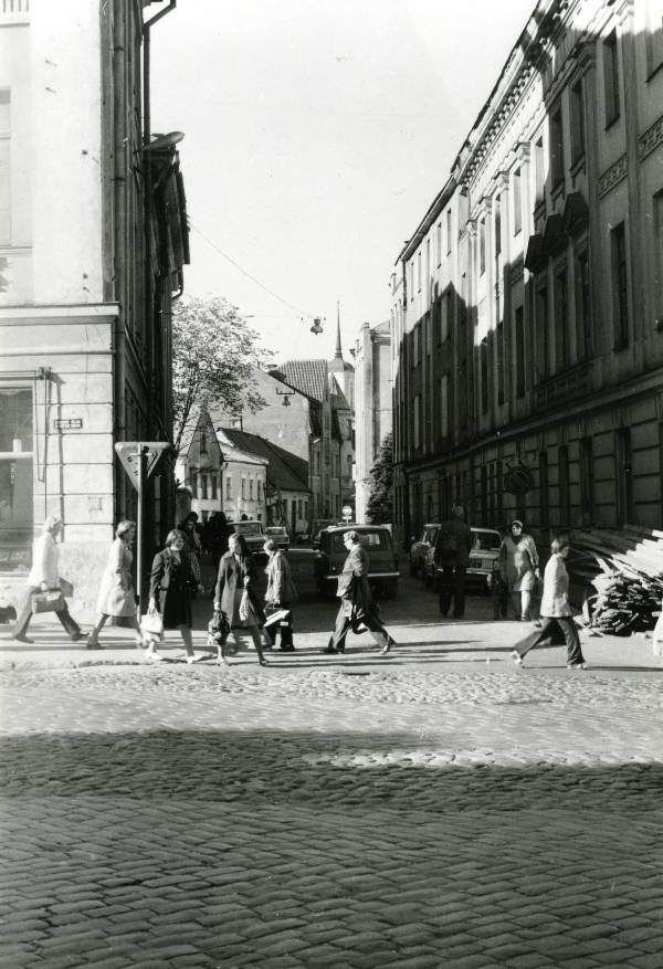 Vaade Kompanii tänavale Raekoja platsilt. Tartu, 1975.