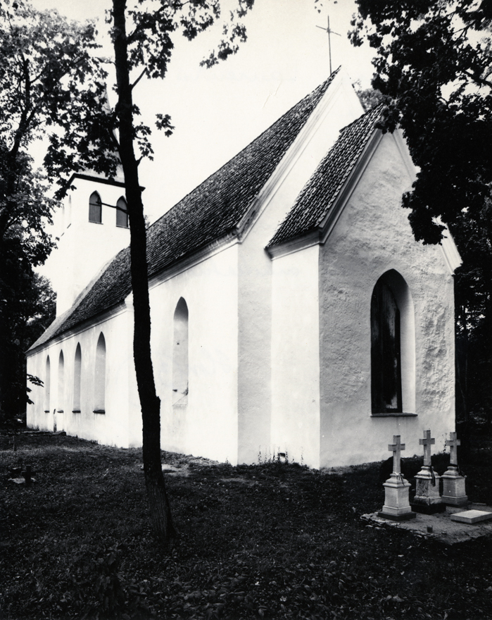 Pühalepa Laurentsiuse kirik, vaade hoonele kagust