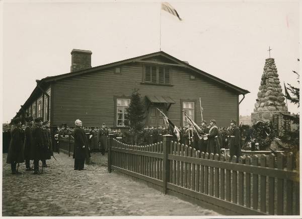 Ratsarügemendi mälestusmärk Vabadussõjas langenud kaasvõitlejatele Lembitu kasarmute väljakul. Kõneleb Konstantin Päts. Tartu, 
1930ndad. Foto P. Krüner.