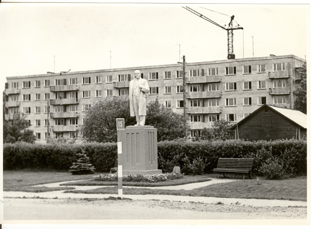 foto, vaade Türi Keskväljakul asuvale Lenini kujule 1973.a.