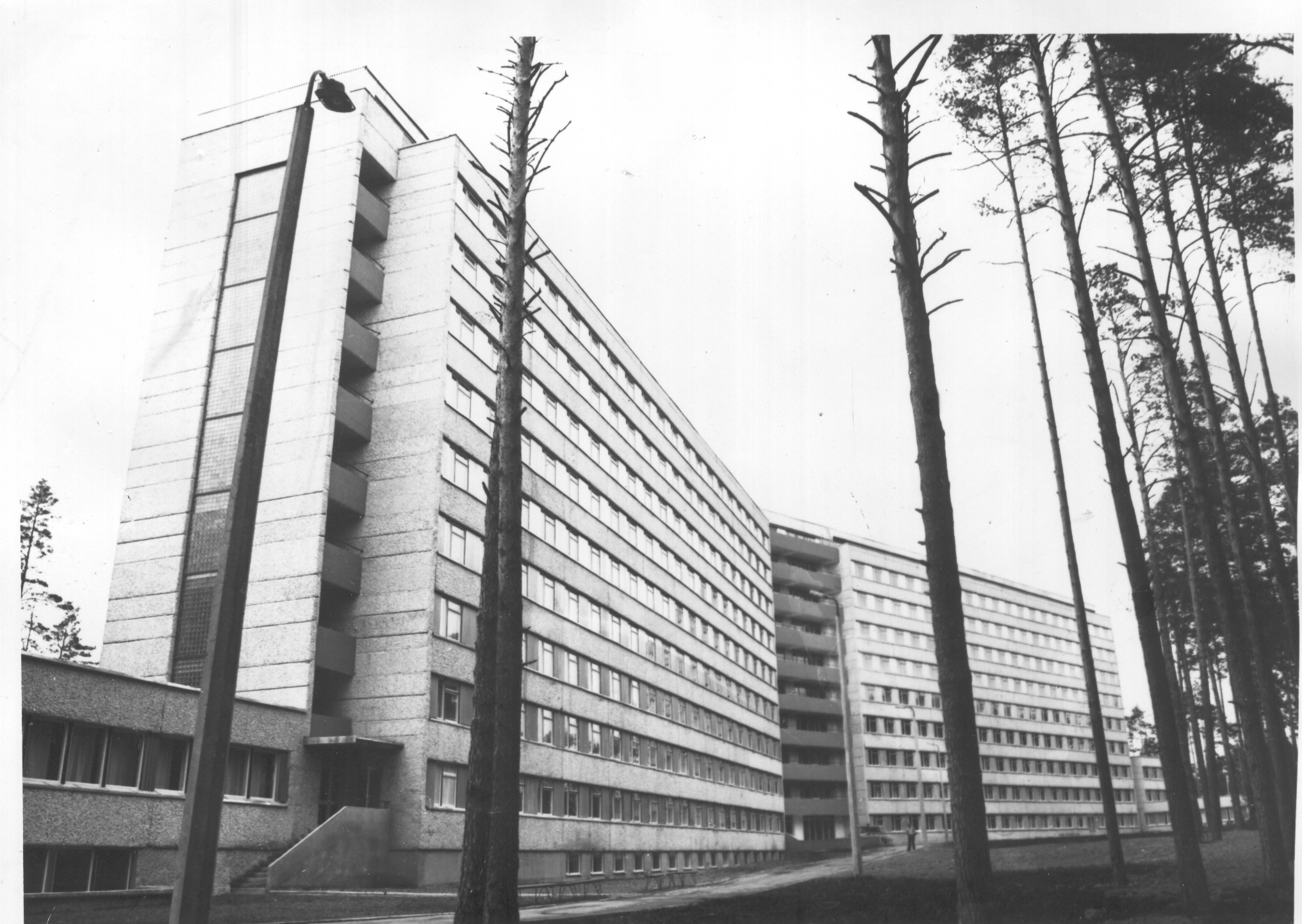 Foto. Vaade Võru Keskhaigla hoonele 1982.a. mais.