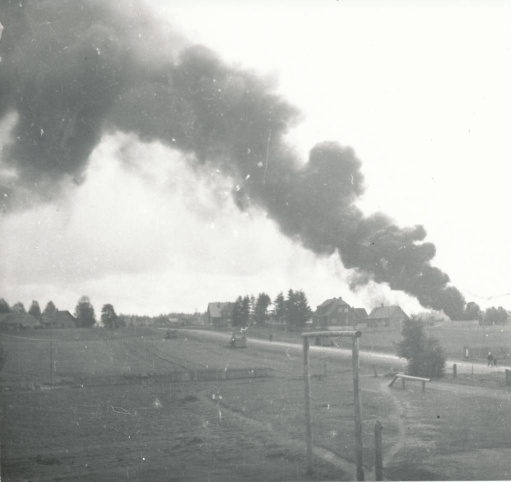 Foto ja negatiiv.  Tõrvapõlemine Missos 1952.a.