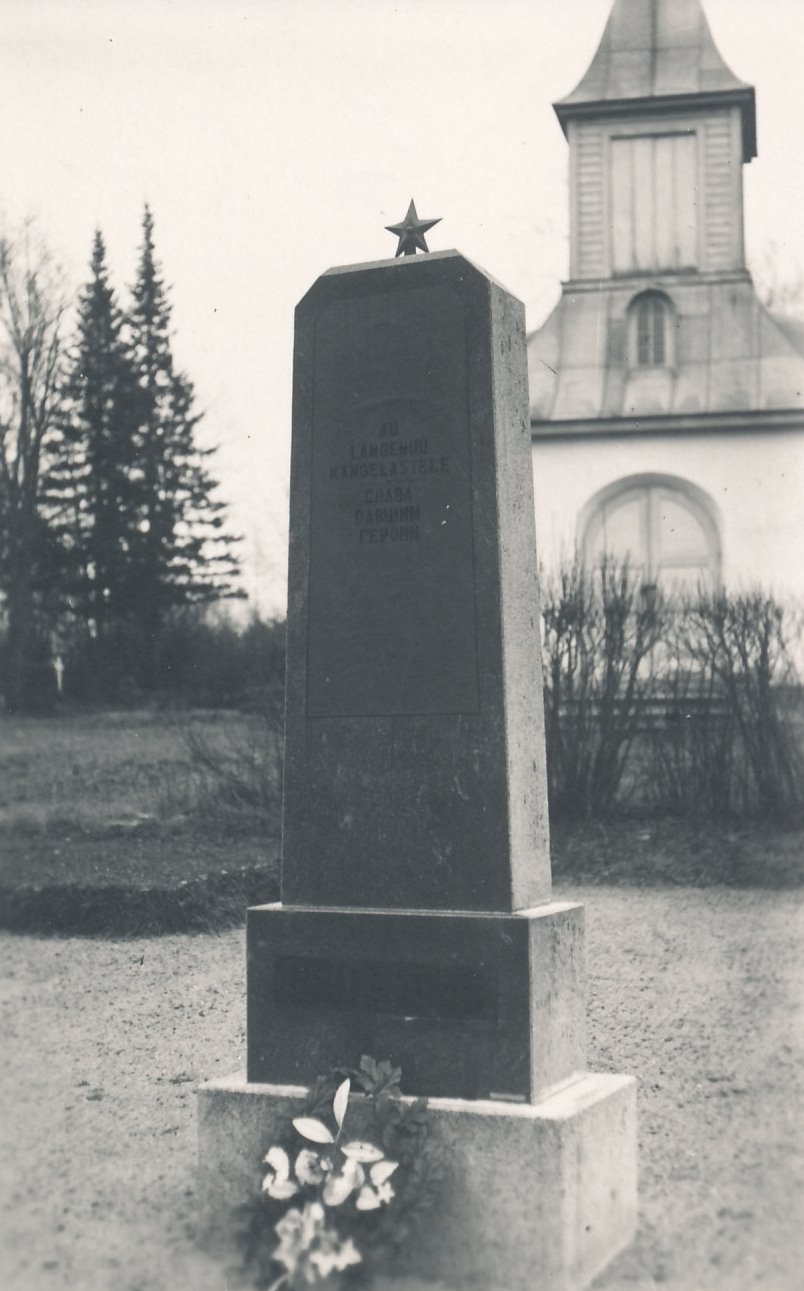 Foto. Mälestussammas Suures Isamaasõjas langenud sõjaväelastele Võru kalmistul 1946-1947.a.